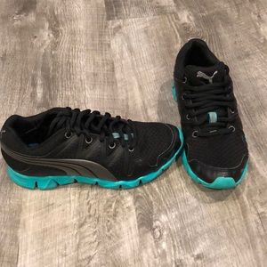 Puma light weight running shoes